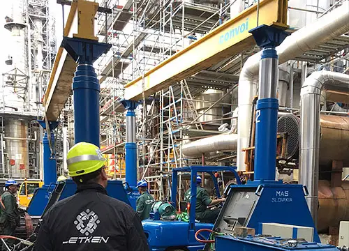 Hydraulický portál LETKEN pri manipulácii s ťažkým bremenom