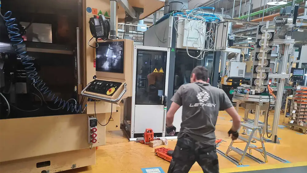 Technik LETKEN pri inštalácii výrobnej linky
